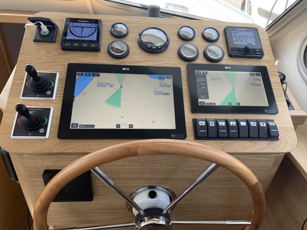 Vedette Salon Comfort Line 37 ft, stuurstand met navigatie schermen