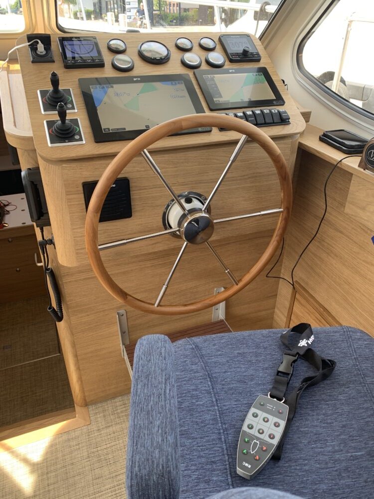 Vedette Salon Comfort Line 37 ft, stuurstand met navigatieschermen en houten stuurwiel