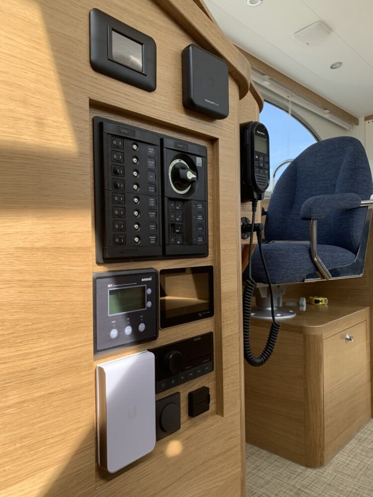 Vedette Salon Comfort Line 37 ft, stuurstand met schakelpaneel en stoel