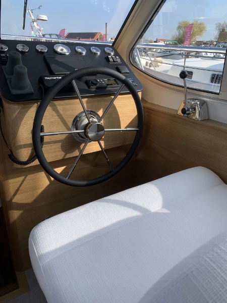 Vedette Salon Comfort Line 37 ft, stuurstand met stuurwiel en dashboard