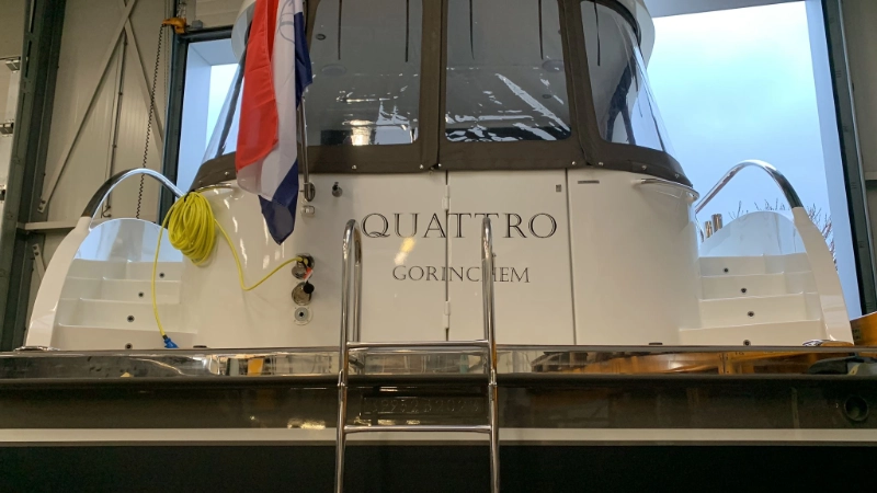 Vedette Salon Comfort Line 39 ft, achterkant boot met naam