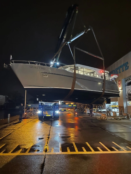 Vedette Salon Comfort Line 39 ft, boot getakeld tijdens nachtelijk transport