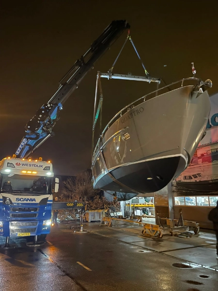 Vedette Salon Comfort Line 39 ft, boot getild door kraanwagen