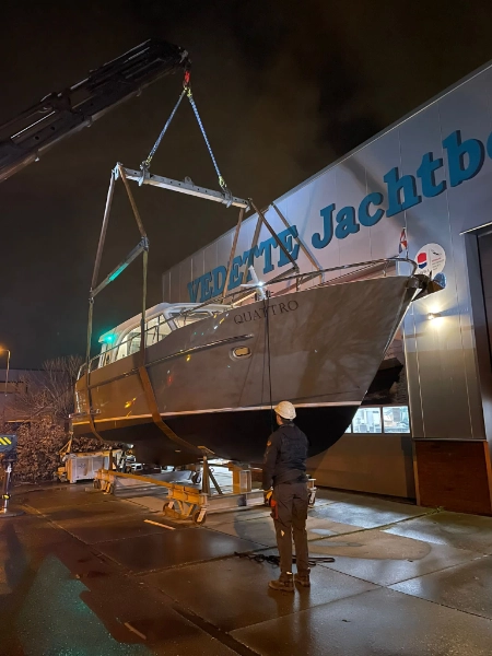 Vedette Salon Comfort Line 39 ft, boot hijsen bij jachtbouwer