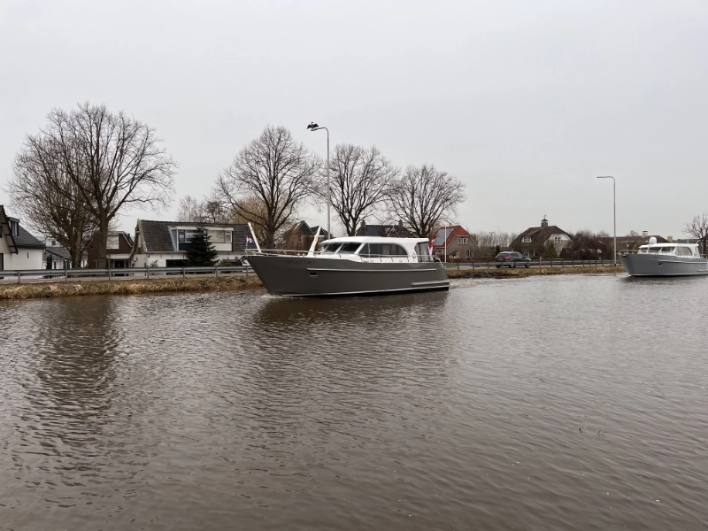 Vedette Salon Comfort Line 39 ft, boot varend op kanaal