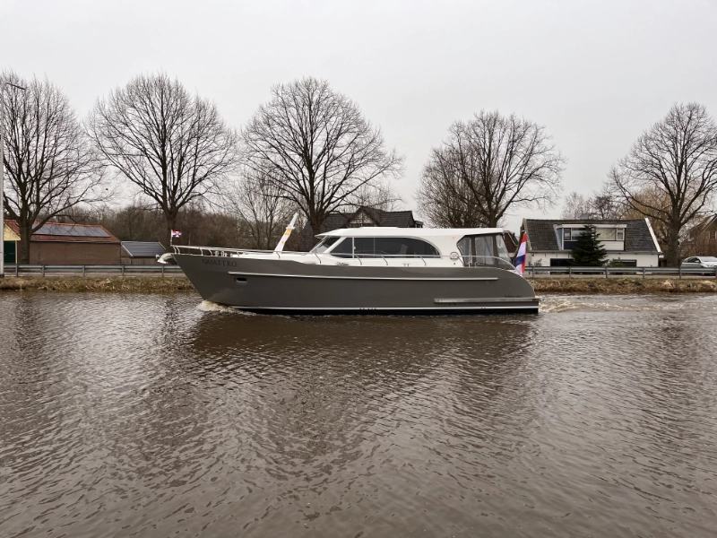 Vedette Salon Comfort Line 39 ft, boot varend op kanaal
