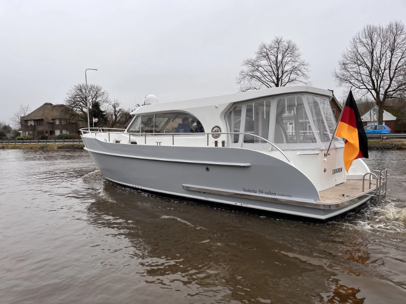 Vedette Salon Comfort Line 39 ft, boot varend op rivier