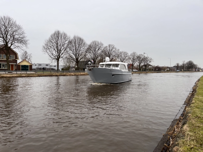 Vedette Salon Comfort Line 39 ft, grijze motorboot varend op kanaal