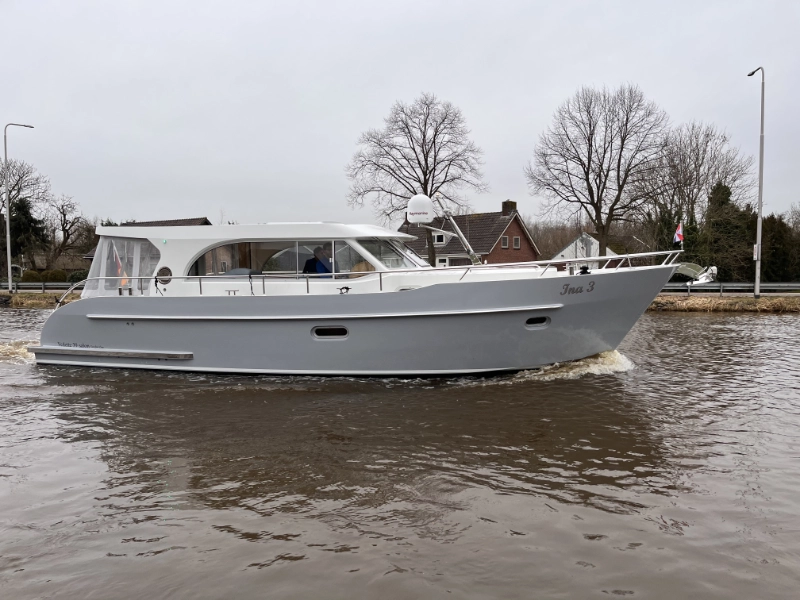 Vedette Salon Comfort Line 39 ft, grijze motorboot varend op rivier