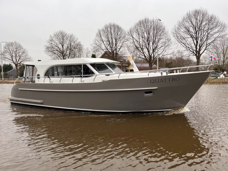Vedette Salon Comfort Line 39 ft, grijze motorboot varend op water