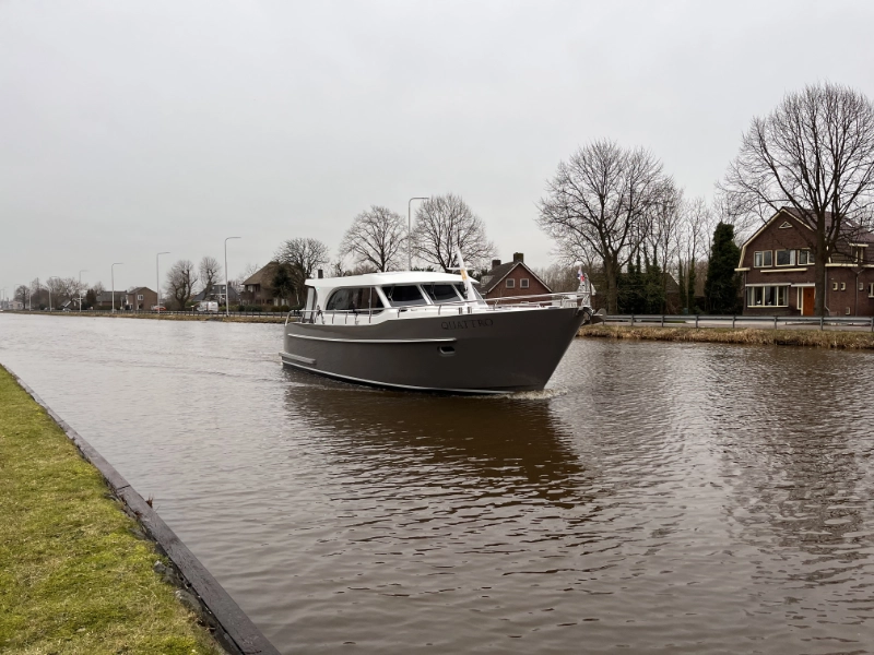 Vedette Salon Comfort Line 39 ft, motorboot varend op kanaal