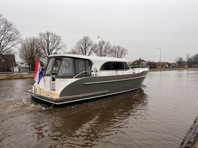 Vedette Salon Comfort Line 39 ft, motorboot varend op rivier