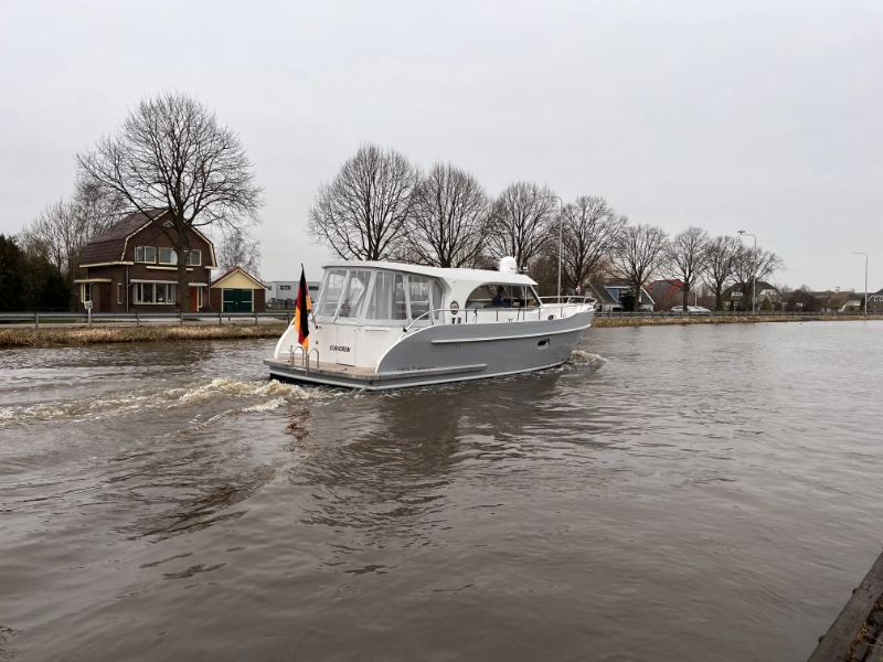Vedette Salon Comfort Line 39 ft, motorboot varend op rivier