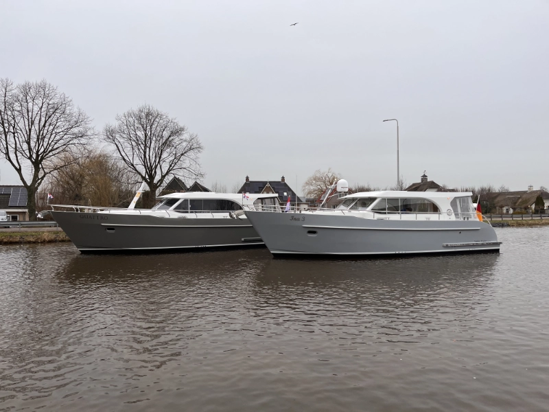 Vedette Salon Comfort Line 39 ft, twee motorboten afgemeerd in water