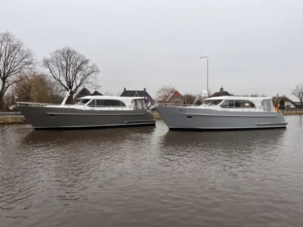 Vedette Salon Comfort Line 39 ft, twee motorboten afgemeerd naast elkaar