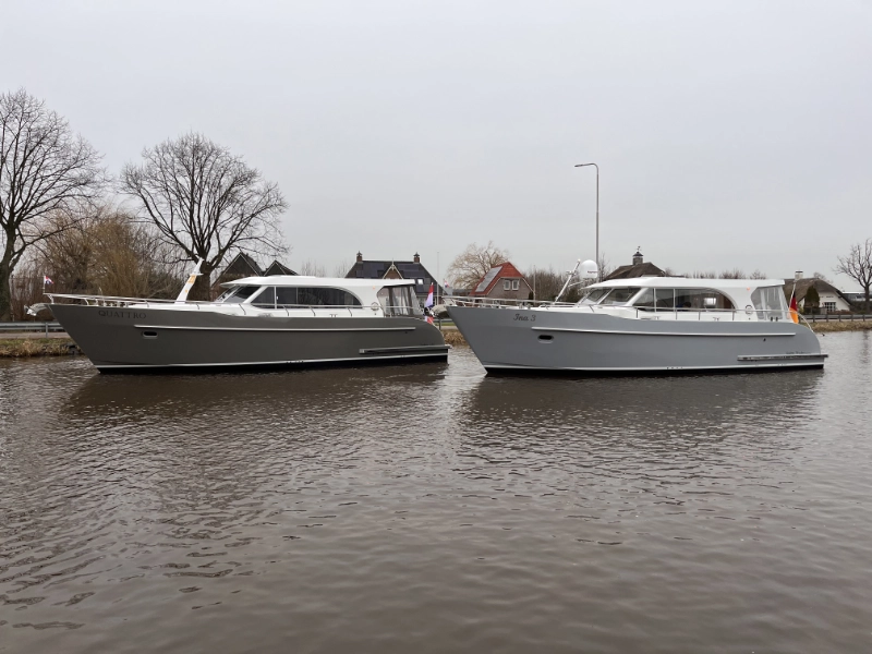Vedette Salon Comfort Line 39 ft, twee motorboten afgemeerd naast elkaar