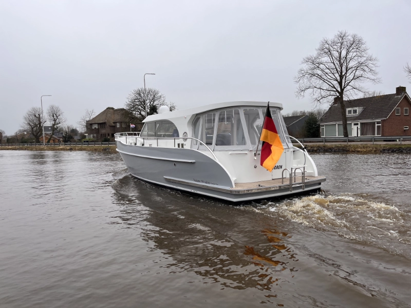 Vedette Salon Comfort Line 39 ft, witte motorboot vaart op water
