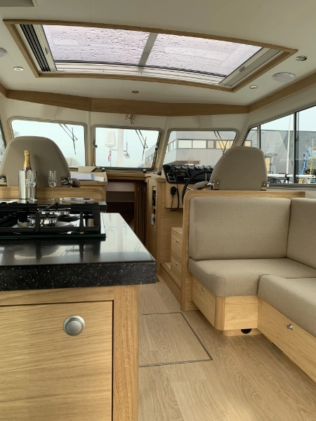 Vedette Salon Comfort Line 39 ft, kajuit met kookplaat en zitbank