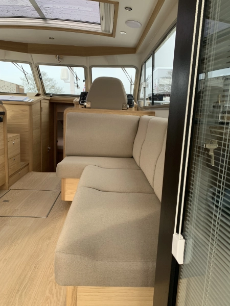 Vedette Salon Comfort Line 39 ft, kajuit met zitbank en stuurstoel