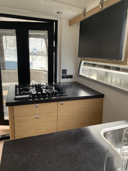 Vedette Salon Comfort Line 39 ft, keuken met kookplaat en aanrecht