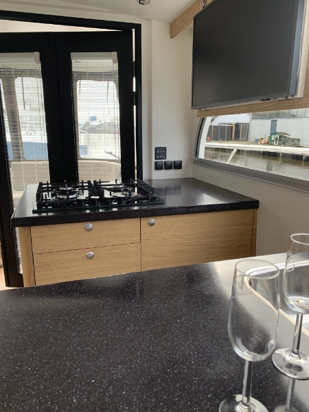 Vedette Salon Comfort Line 39 ft, keuken met kookplaat en wijnglazen
