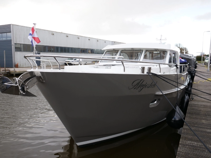 Vedette Salon Comfort Line 43 ft, boot afgemeerd aan steiger