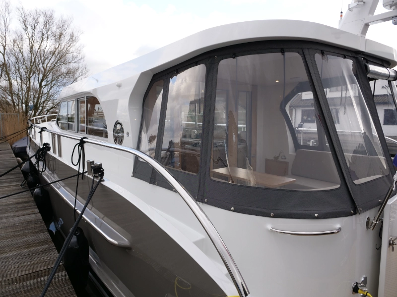 Vedette Salon Comfort Line 43 ft, boot afgemeerd met kap