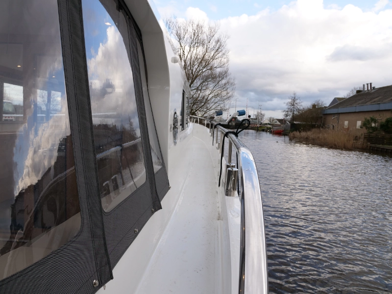 Vedette Salon Comfort Line 43 ft, boot varend op kanaal