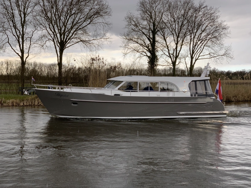 Vedette Salon Comfort Line 43 ft, boot varend op rivier