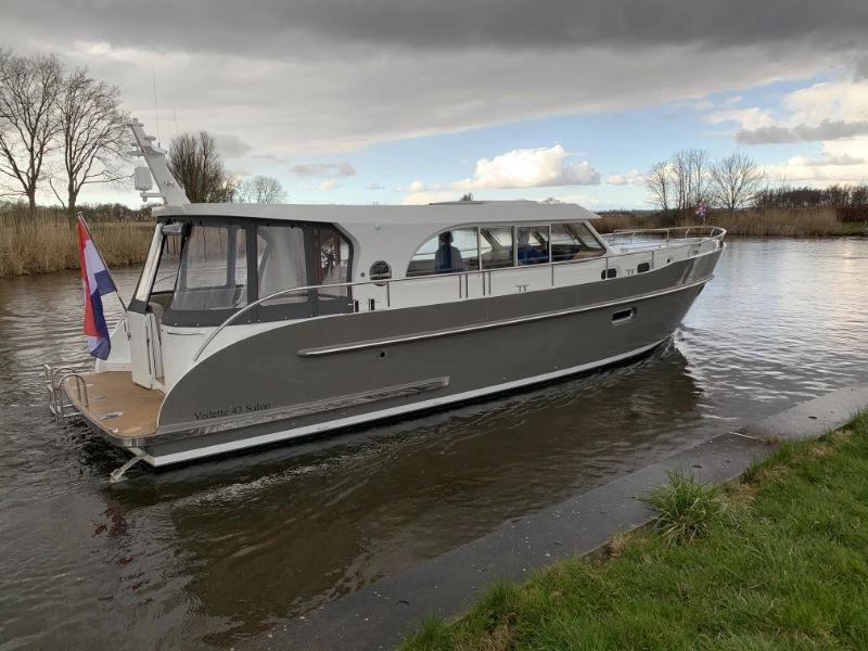 Vedette Salon Comfort Line 43 ft, grijze motorboot vaart op kanaal
