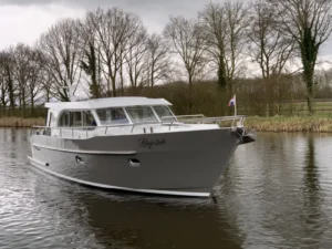 Vedette Salon Comfort Line 43 ft, grijze motorboot vaart op rivier