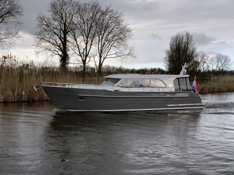 Vedette Salon Comfort Line 43 ft, grijze motorboot varend op rivier