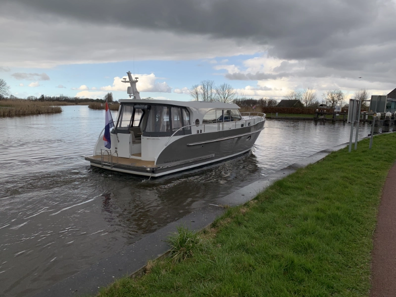 Vedette Salon Comfort Line 43 ft, motorboot varend op rivier
