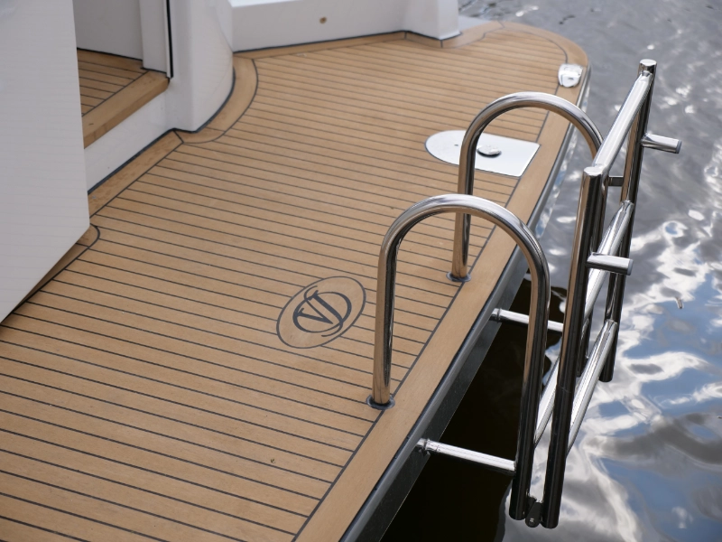 Vedette Salon Comfort Line 43 ft, teakdek met zwemtrap en reling