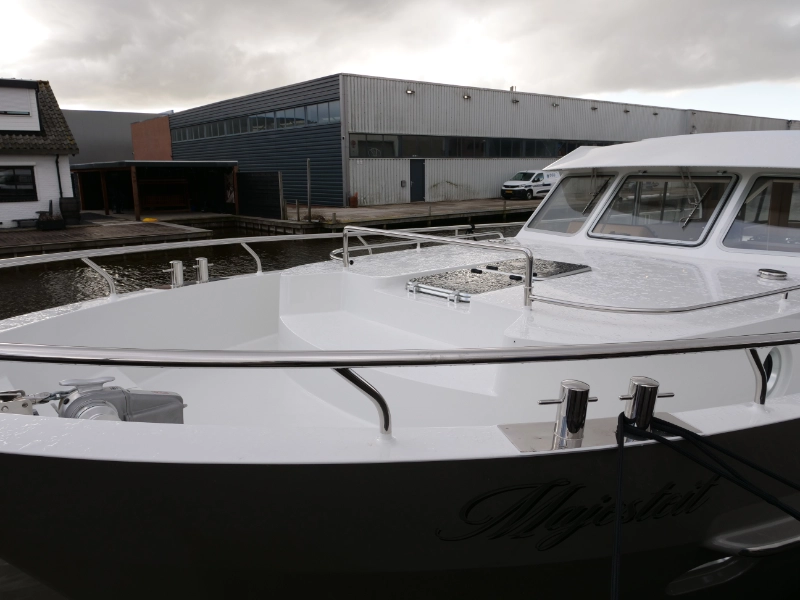 Vedette Salon Comfort Line 43 ft, voordek van boot afgemeerd