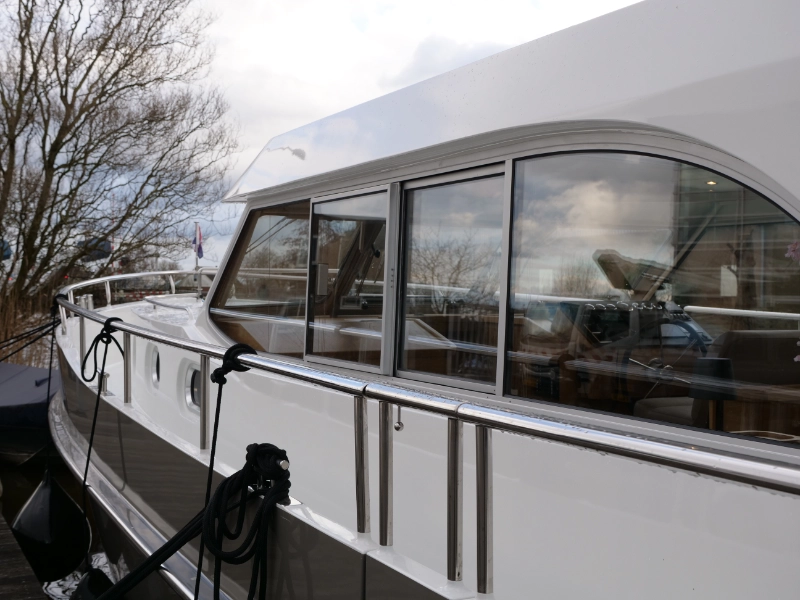 Vedette Salon Comfort Line 43 ft, zijaanzicht boot met schuifraam en reling