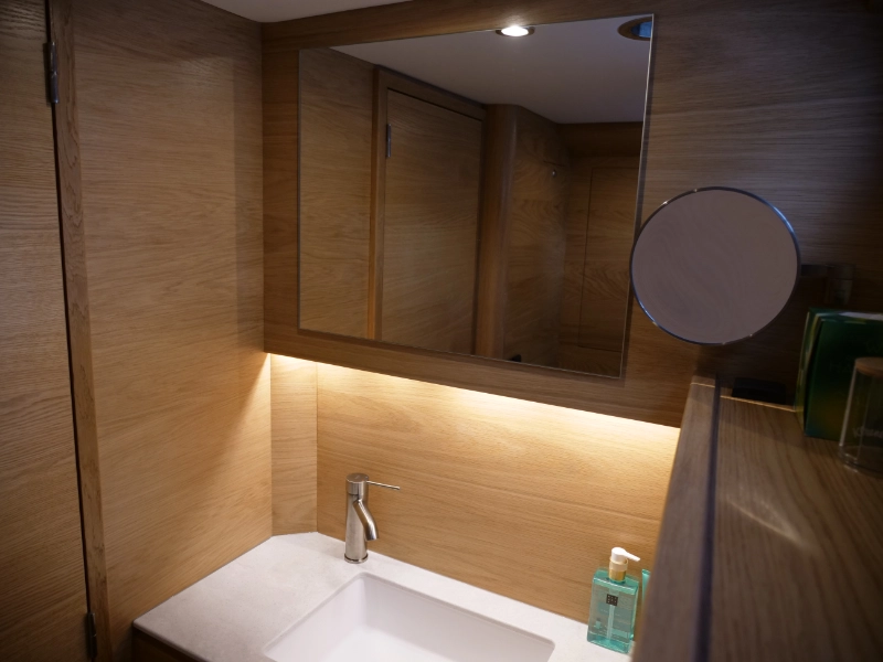 Vedette Salon Comfort Line 43 ft, badkamer met wastafel spiegel
