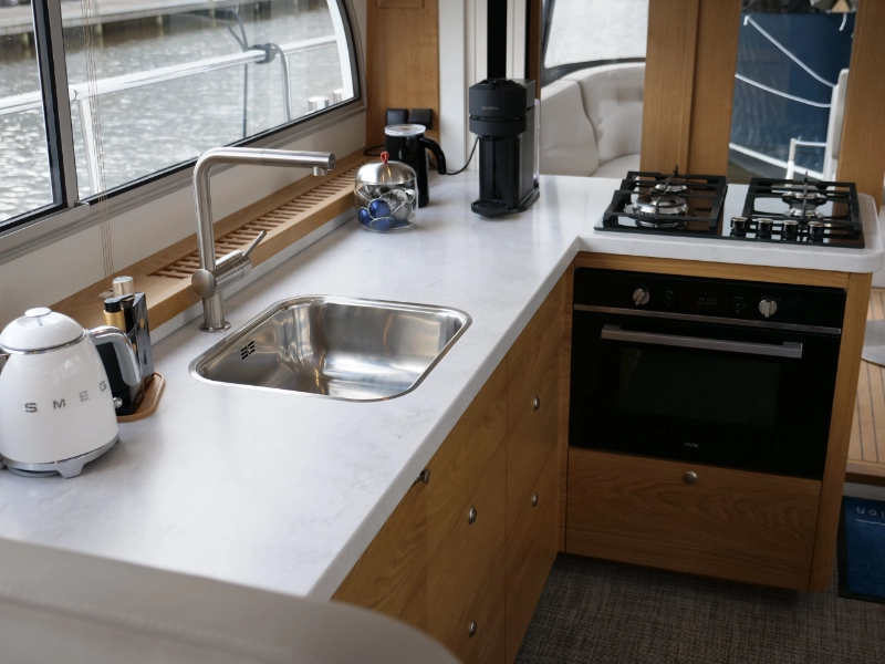 Vedette Salon Comfort Line 43 ft, keuken met kookplaat en oven