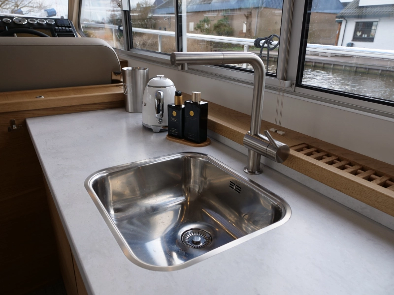Vedette Salon Comfort Line 43 ft, keuken met wasbak en kraan