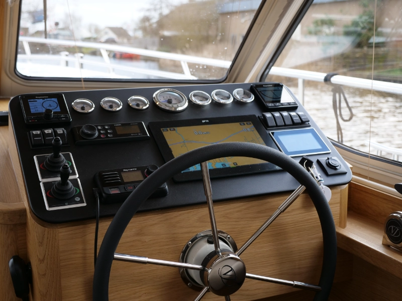 Vedette Salon Comfort Line 43 ft, stuurstand met navigatie en instrumenten