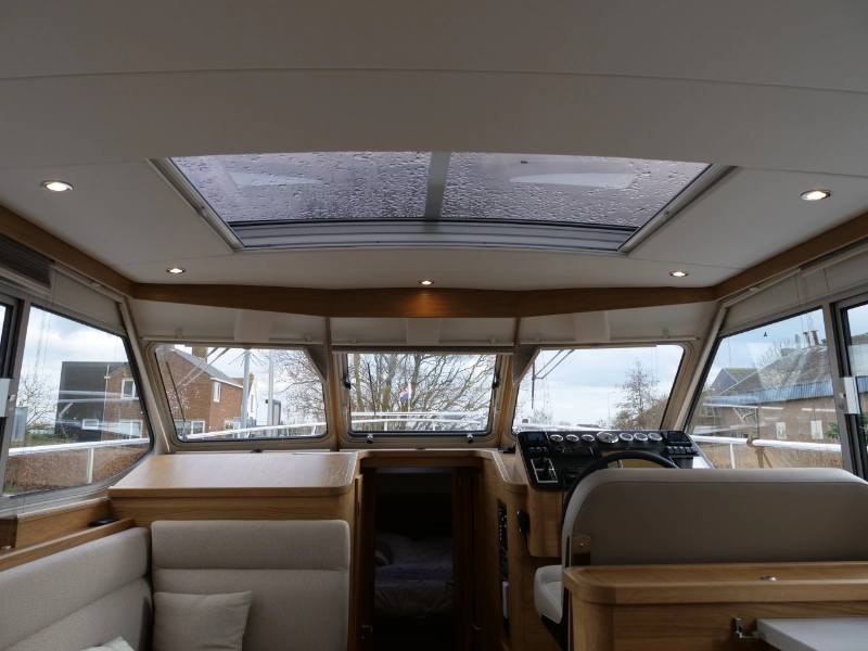 Vedette Salon Comfort Line 43 ft, stuurstand met panoramadak en zitbank