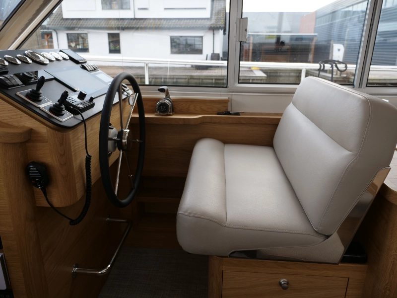 Vedette Salon Comfort Line 43 ft, stuurstand met stoel en stuurwiel