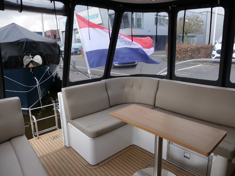 Vedette Salon Comfort Line 43 ft, zithoek met tafel aan boord