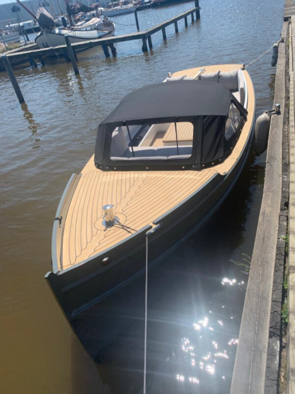 Vedette Steilsteven 7 ft, boot afgemeerd aan kade