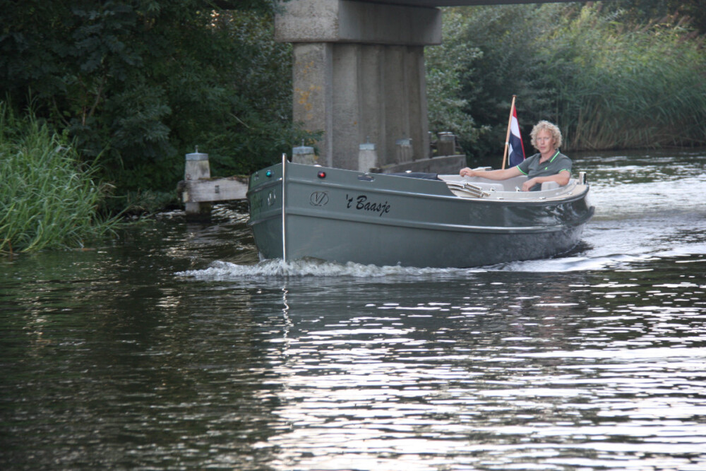 Vedette Steilsteven 7 ft, boot varend op rivier