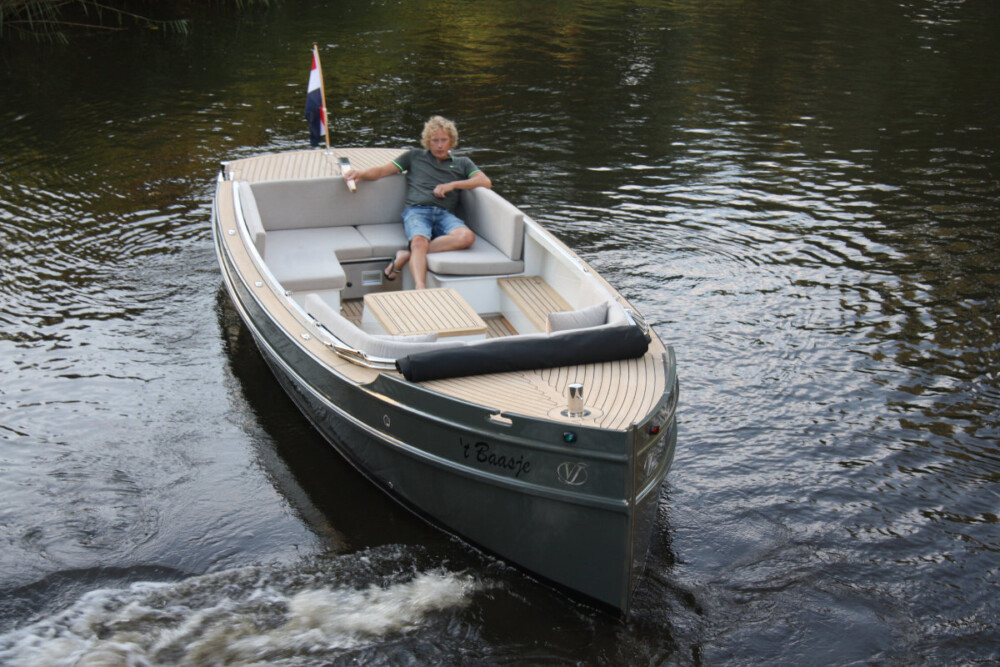 Vedette Steilsteven 7 ft, boot varend op water met man