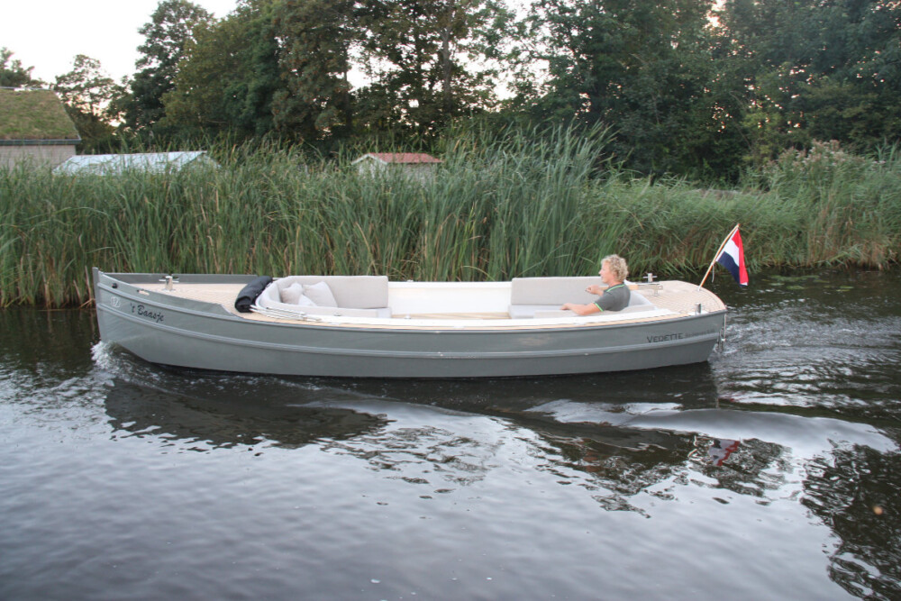 Vedette Steilsteven 7 ft, boot varend tussen rietoevers