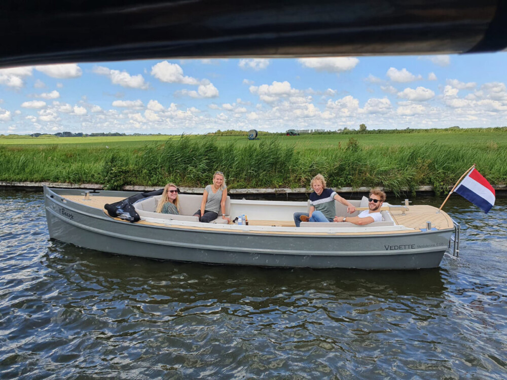 Vedette Steilsteven 7 ft, sloep met mensen op vaarwater