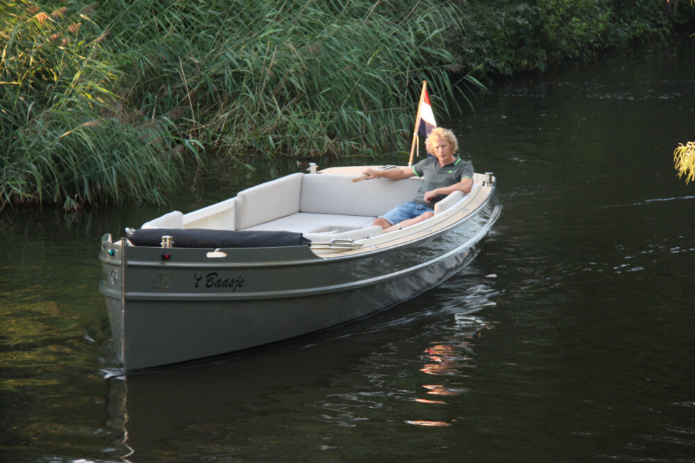 Vedette Steilsteven 7 ft, sloep vaart door smal water