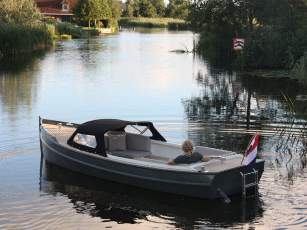 Vedette Steilsteven 7 ft, sloep vaart op rivier
